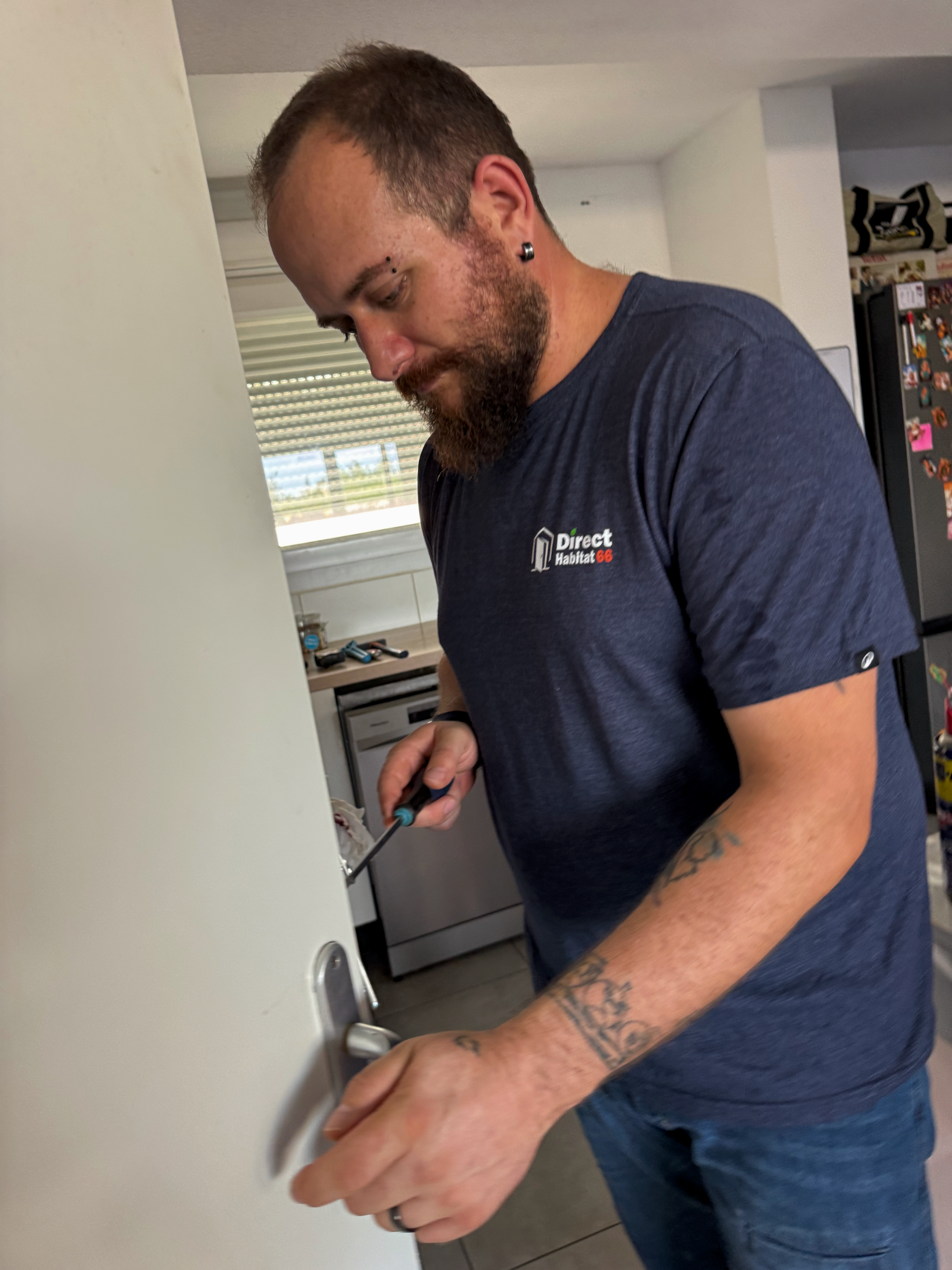 Artisan ajustant les équipements d’une porte